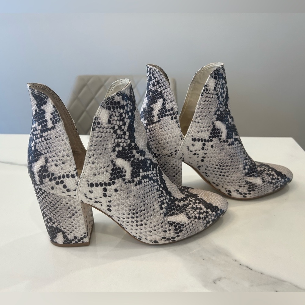 Snakeskin bootie Steve Madden size 8.5